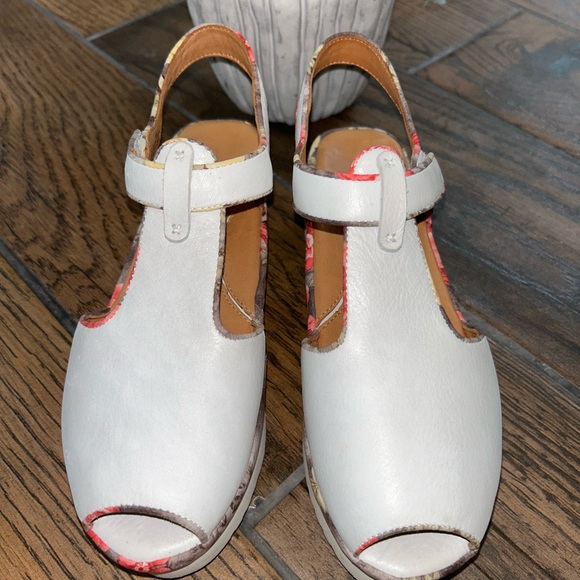 L'Amour Des Pieds / Light Gray Floral Platform Sandals - Picture 4 of 10